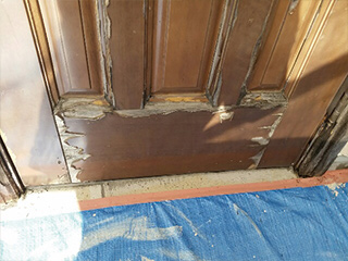 玄関ドア木部補修工事前の写真