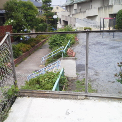 ネットフェンス網修理作業中写真